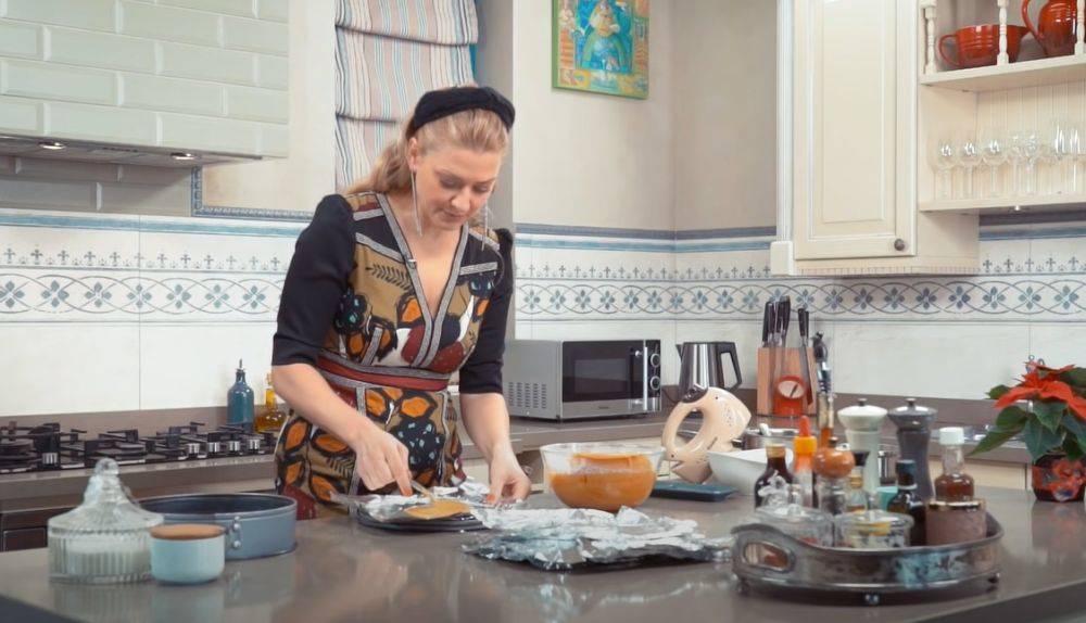Хватит и часа: "Мастер Шеф" Литвинова предложила сочный рецепт медовика с необычным украшением