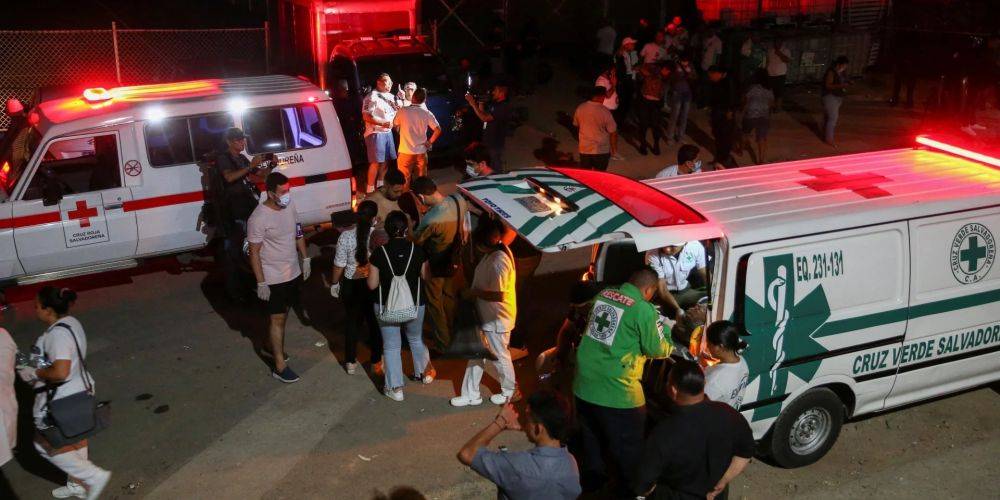Трагедия в Сальвадоре. В результате давки на стадионе погибли девять человек — видео