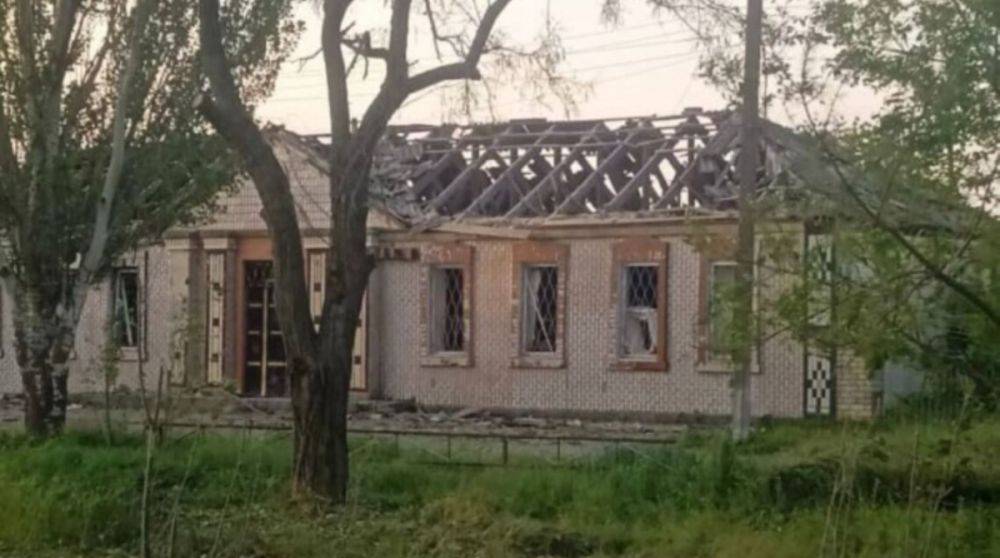 Захватчики обстреляли управляемыми авиабомбами село в Херсонской области