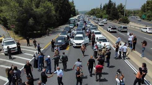 Десятки израильских арабов перекрыли движение на шоссе № 1 в сторону Иерусалима