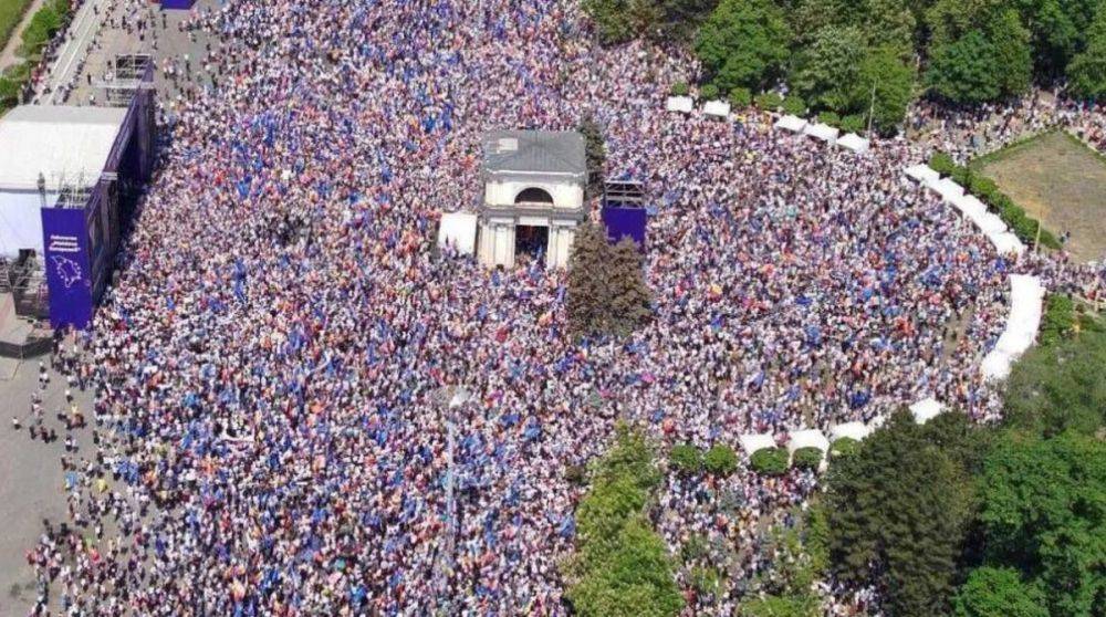 В центре Кишинева на массовом митинге по поддержке евроинтеграции собралось более 75 000 человек