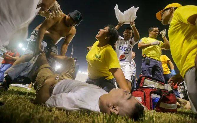 В результате давки на футбольном стадионе в Сальвадоре погибли не менее 12 человек