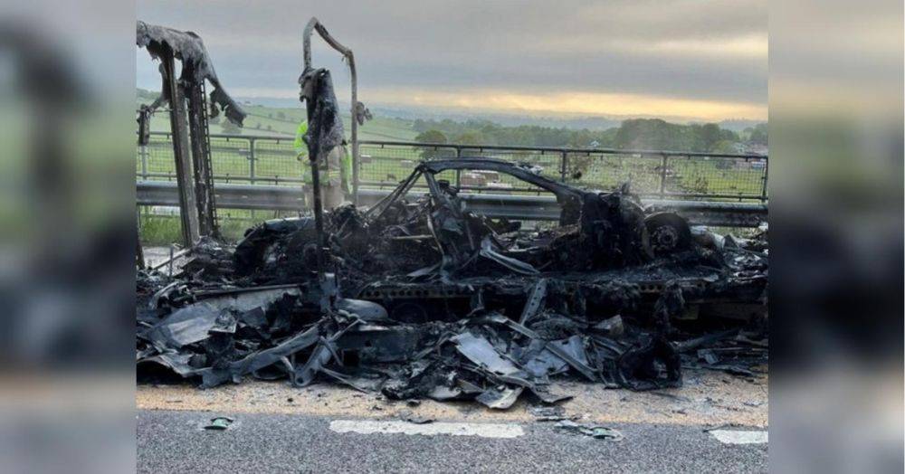 В Британии на шоссе сгорел суперкар Mercedes за 2,8 млн долларов (фото)