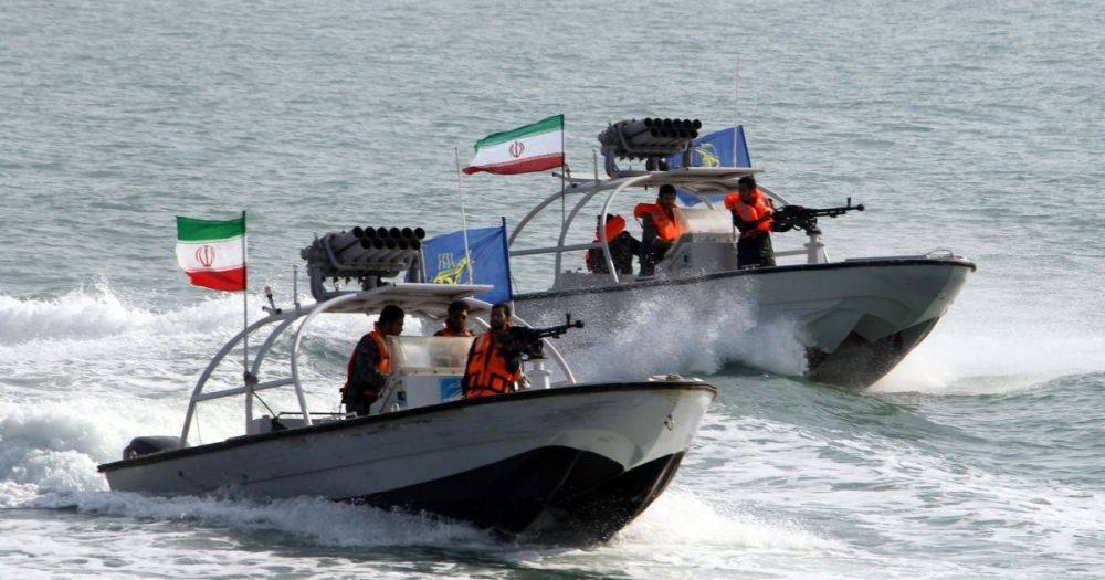 Напряжение в Персидском заливе: иранские катера опасно близко подошли к кораблю ВМС США