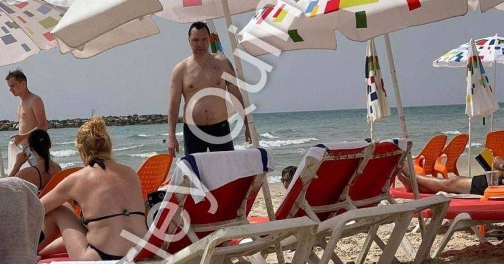 "Кто дал такое разрешение?": Арестовича заметили на пляже в Израиле, — Telegram-канал