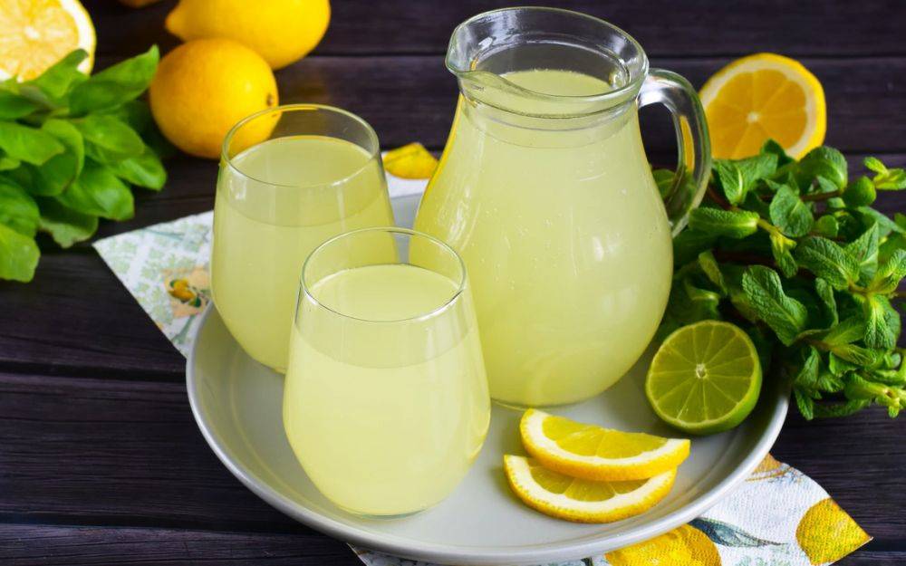 Настоящее спасение в жару: рецепт домашнего белого лимонного кваса
