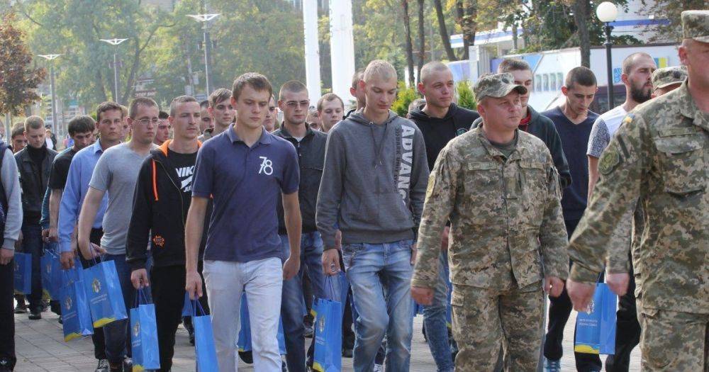 Мобилизация в Украине: юрист объяснил, могут ли вручать повестки родственникам призывника
