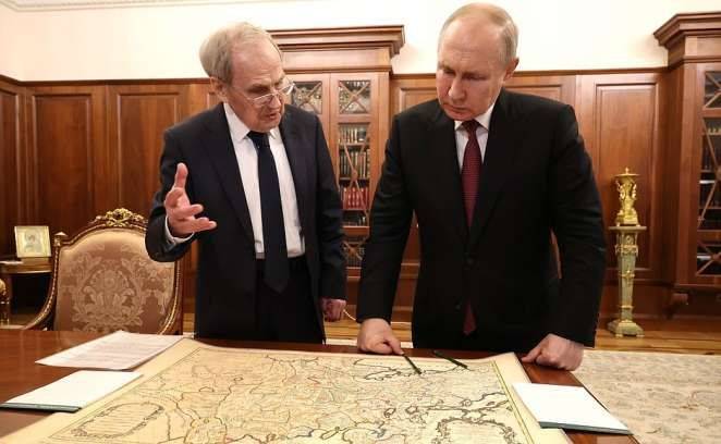 Путину перед телекамерами подарили карту, где «никакой Украины нет»