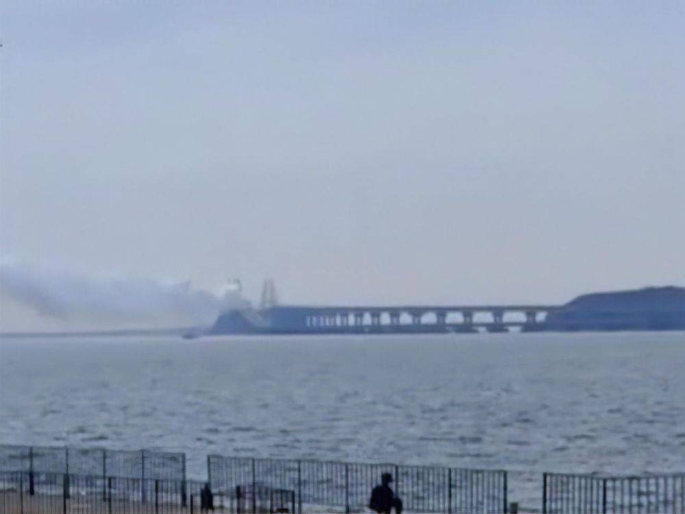 Над Крымским мостом поднимается дым. Аксенов объявил, что его закрыли "из-за учений"
