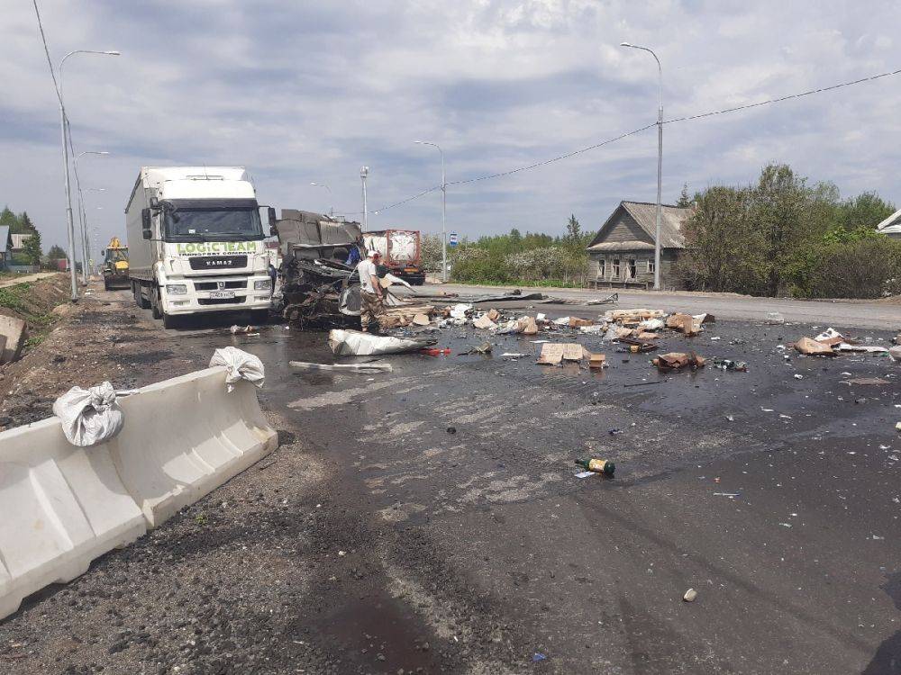 Коробки с вином рассыпались по трассе после ДТП в Тверской области