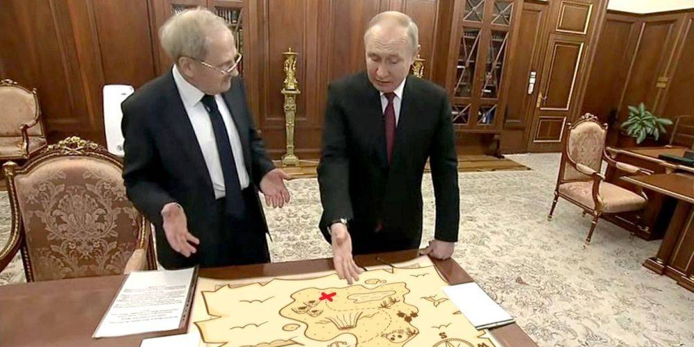 «А что там с Крымом в 17 веке?». Соцсети высмеяли радость Путина, которому показали карту «без Украины»