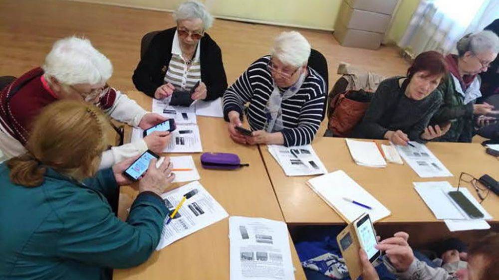 В Одессе пенсионеров учили пользоваться смартфонами | Новости Одессы