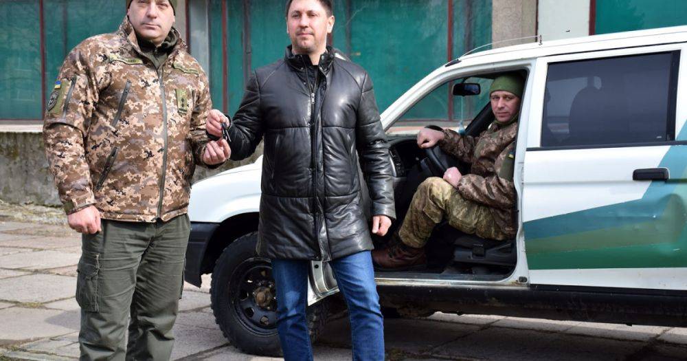 Андрей Стрихарский передал военным из Корсунь-Шевченковска автомобили и медикаменты