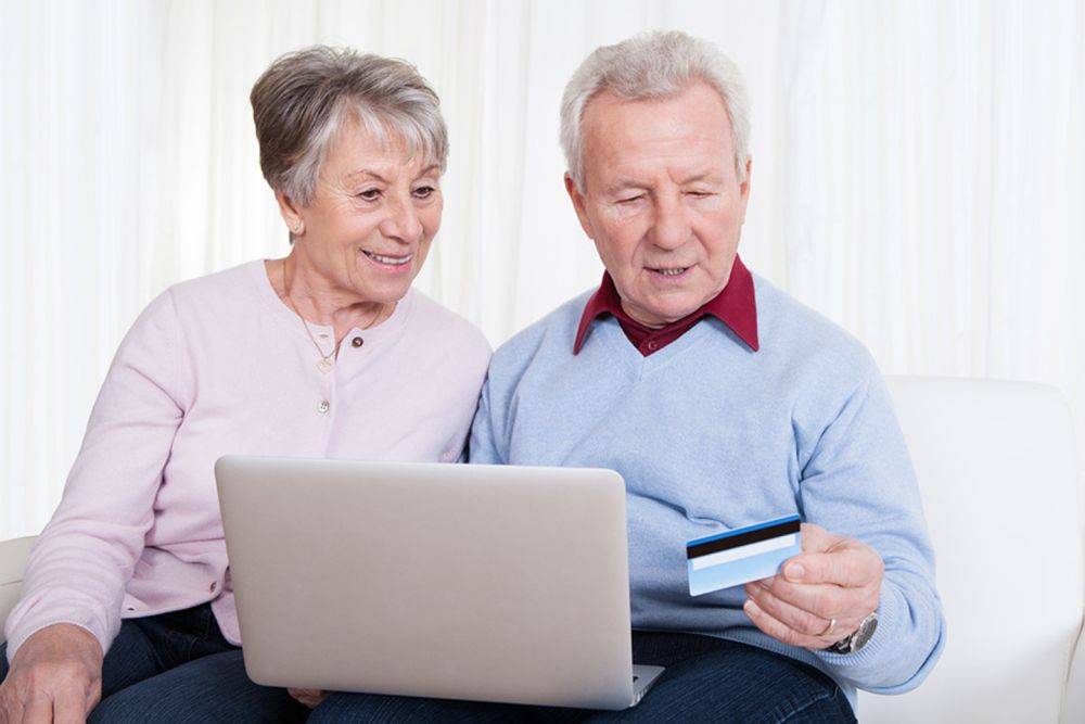 Помогите родителям: инструкция как оформить или пересчитать пенсию в телефоне