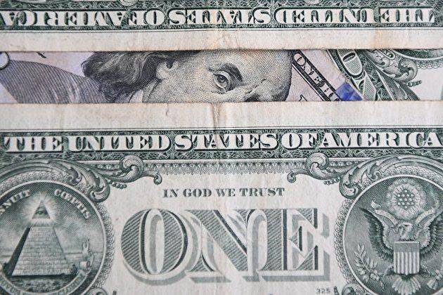 Доллар укрепляется к евро и иене на фоне факторов из США на торгах четверга