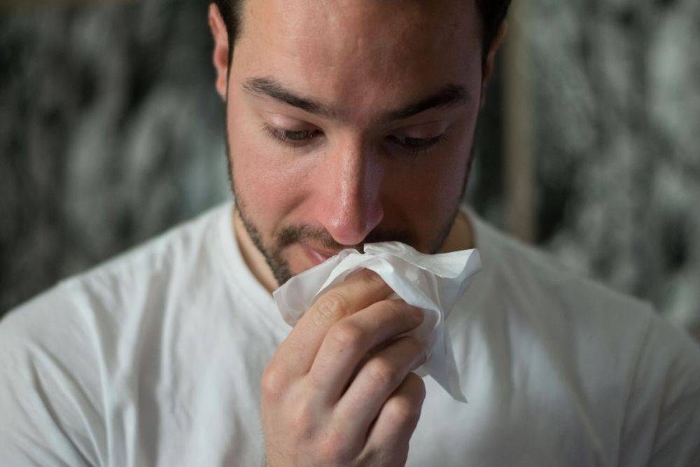 Как остановить кровь из носа и почему не надо закидывать голову назад