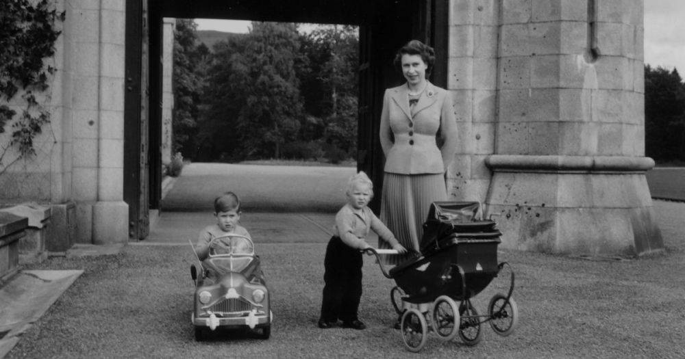 На аукционе продадут фото маленького короля Чарльза, которые считались потерянными 25 лет