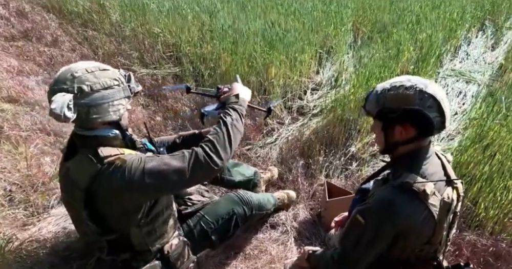 Плохо спрятали: дрон-бомбардировщик ВСУ взорвал тайник оккупантов с боеприпасами (видео)