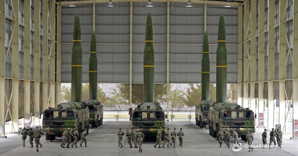 Китай с 2019 года имеет на вооружении ракету, способную поразить часть военных баз США — СМИ