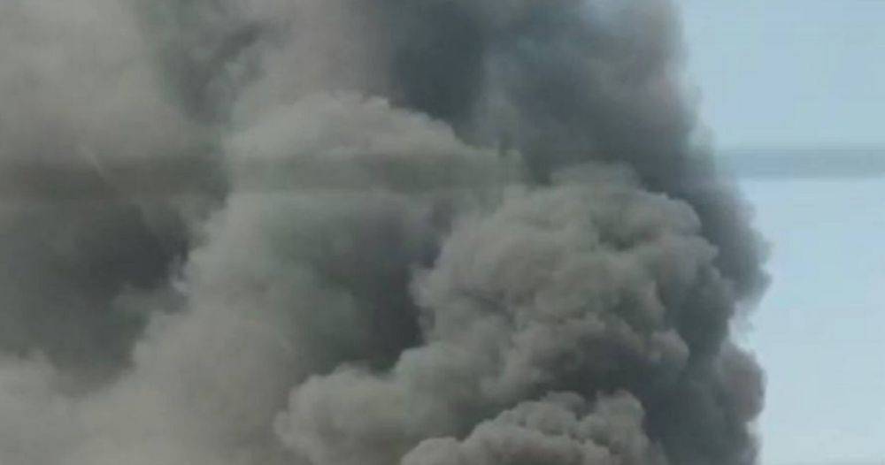 Сильный взрыв под Киевом, кадры с места: небо почернело, столб огня до небес