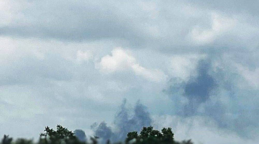 В районе аэродрома в Мелитополе были слышны взрывы, виднеется дым