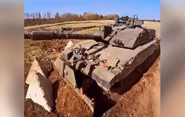 На видео показали, как танк Challenger 2 проходит "зубы дракона"