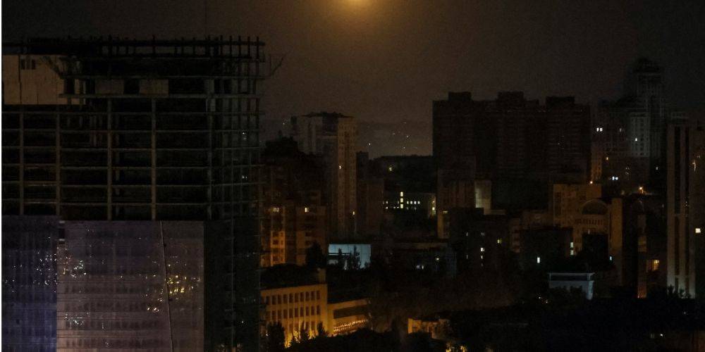 Ночной удар РФ: в Киеве обломки ракеты упали на ТРЦ