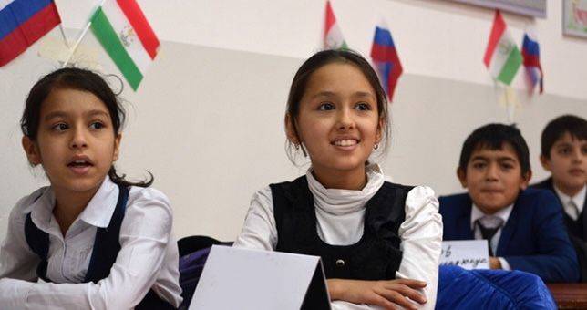 Тысячи желающих: каков статус образования на русском языке в Таджикистане
