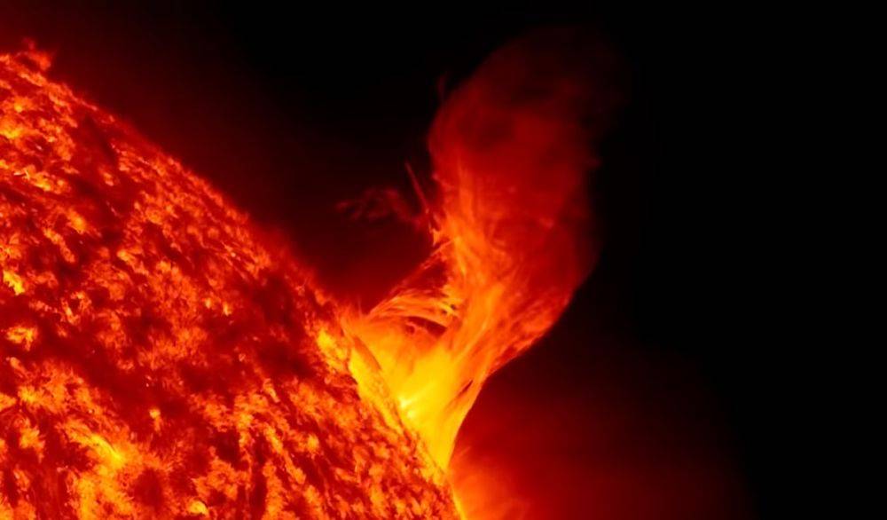 Это знамение: на Солнце появилось гигантское пятно, которое можно увидеть даже без телескопа