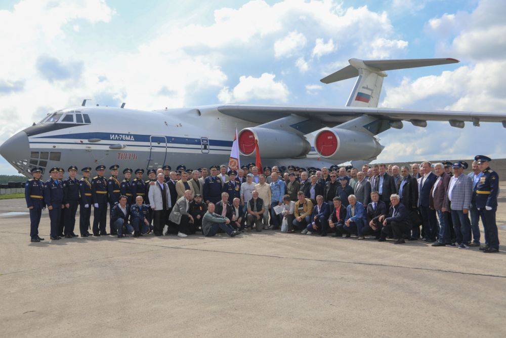 В Твери торжественно отметили 80-летие авиаполка военно-транспортной авиации