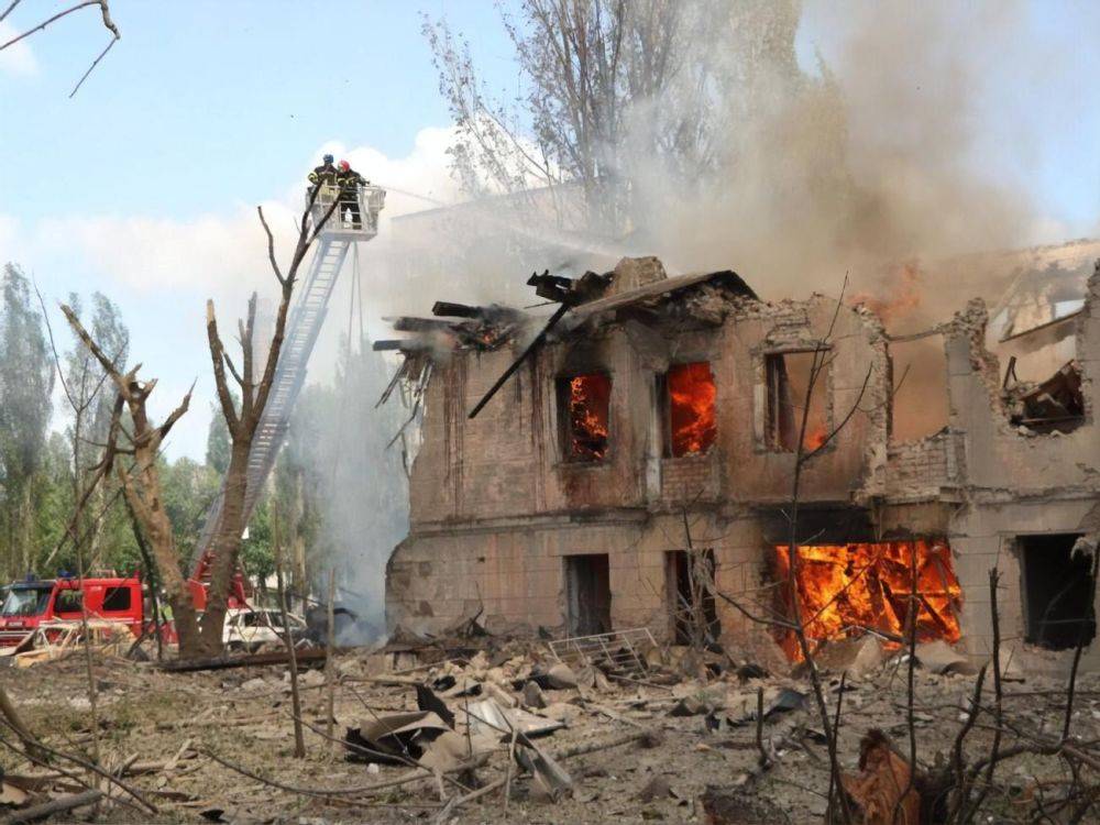 В Днепре из-под завалов здания, разрушенного российской ракетой, извлекли тело второго погибшего