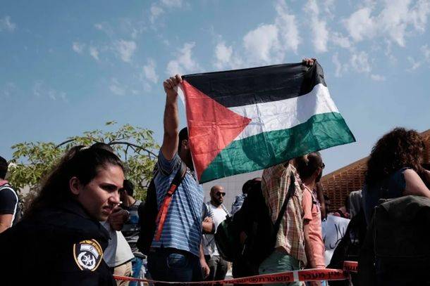 Руководители университетов Израиля осудили законопроект о запрете флагов враждебных образований