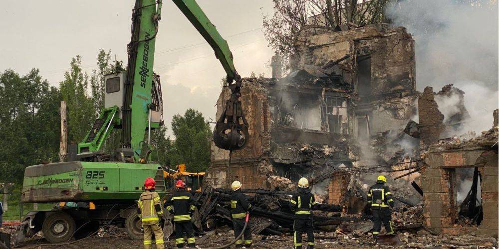 В Днепре завершили разбор завалов здания поликлиники, разрушенного ракетой РФ — двое погибших, трое пропавших без вести, десятки раненых