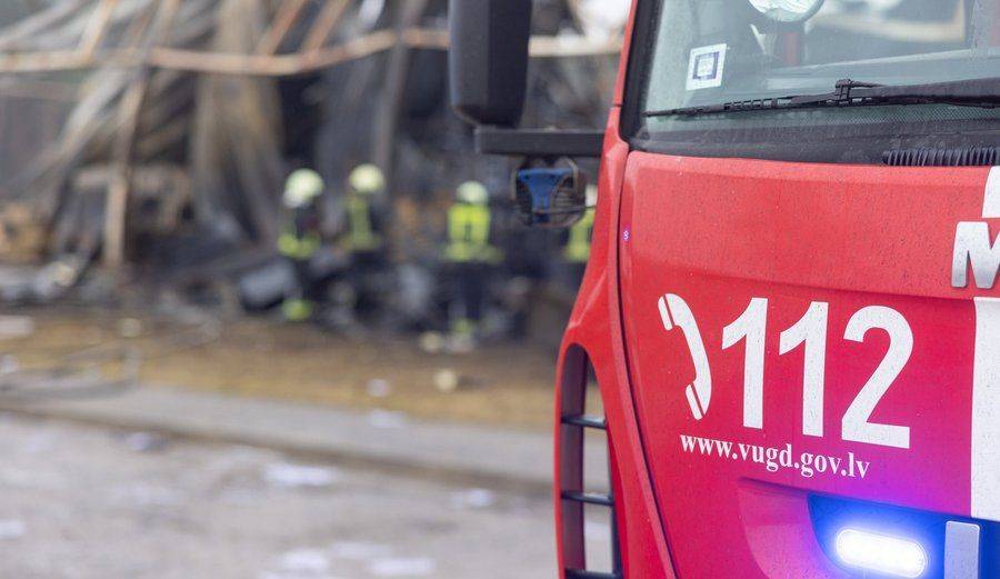 В Зиепниеккалнсе горела квартира многоэтажного дома: один человек пострадал, 32 эвакуированы