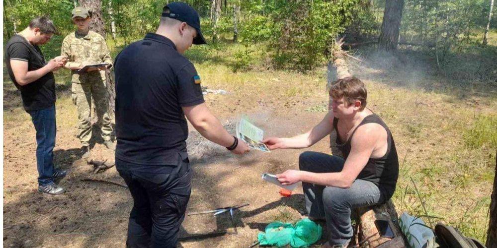 Любителям шашлыков в лесу. В Деснянском районе Киева мужчинам выдавали повестки