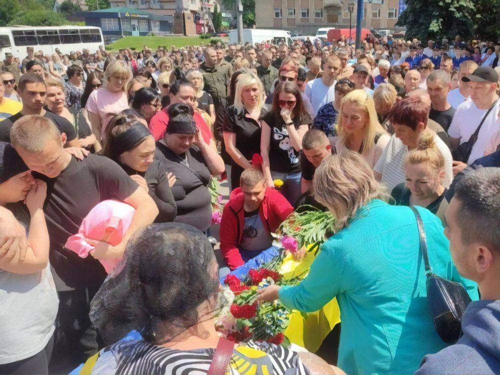 В Черкасской области попрощались с нацгвардейцем, сбитым судейским автомобилем на блокпосту. На похороны пришли сотни людей