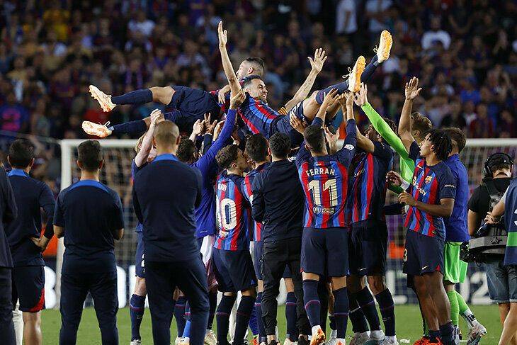 «Барселона» попрощалась с Бускетсом и Альбой: игроков подбрасывали в воздух на «Камп Ноу»