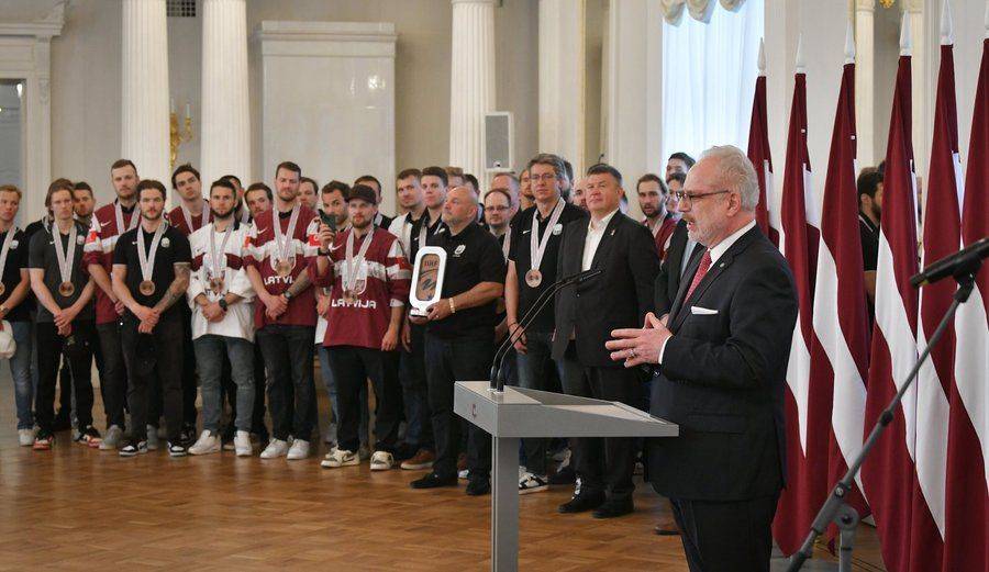 ФОТО, ВИДЕО. Уходящий президент Левитс принял хоккейную сборную в Рижском замке