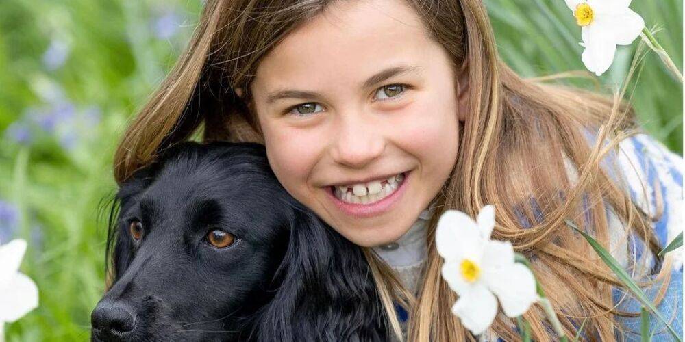 С собакой. Принц Уильям и Кейт Миддлтон показали еще одно фото 8-летней принцессы Шарлотты