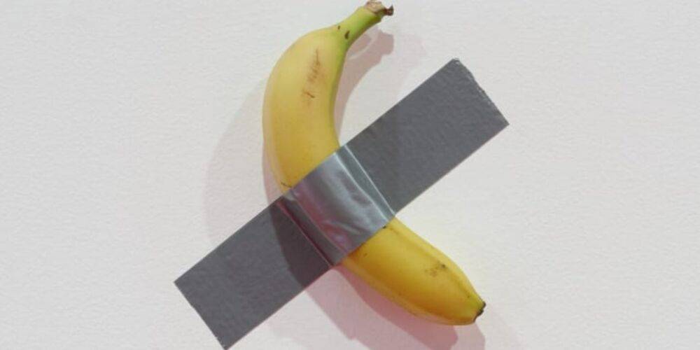 Являлся частью выставки. Голодный студент снял со стены банан с арт-инсталляции и съел его