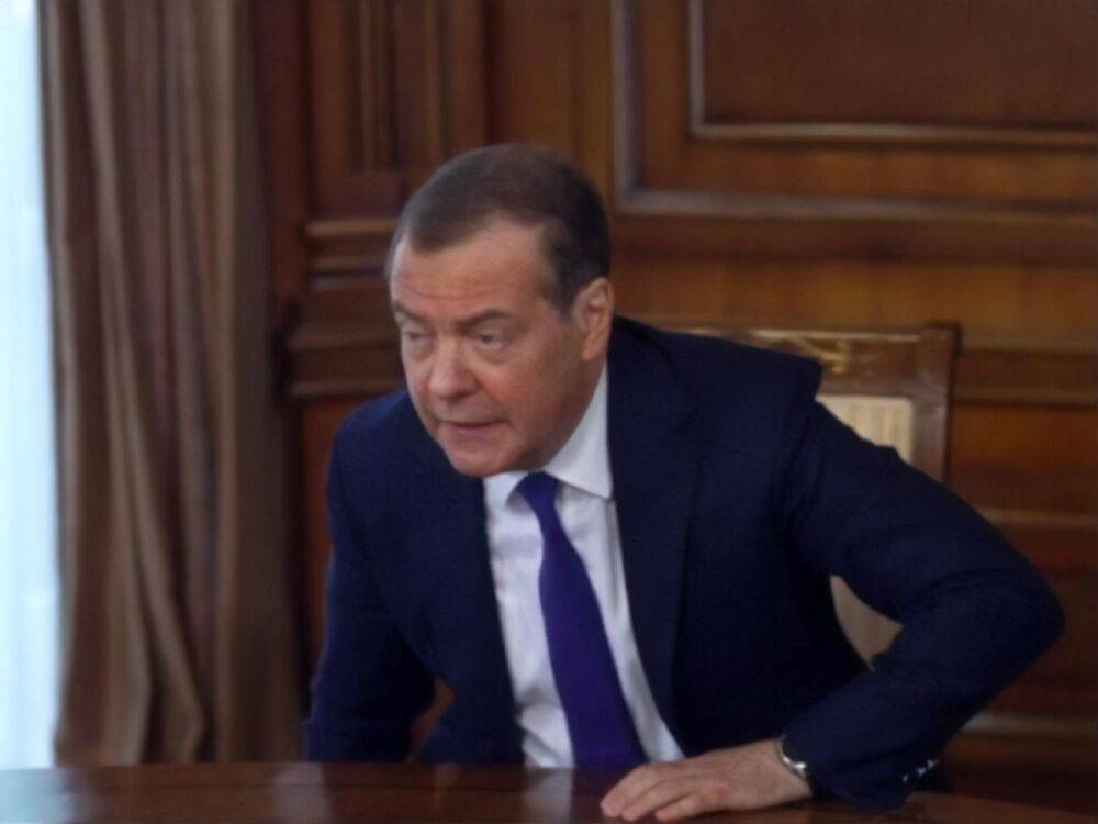 Медведев призвал убить Зеленского. В Офисе президента Украины ответили, что "пустая бочка сильнее гремит"