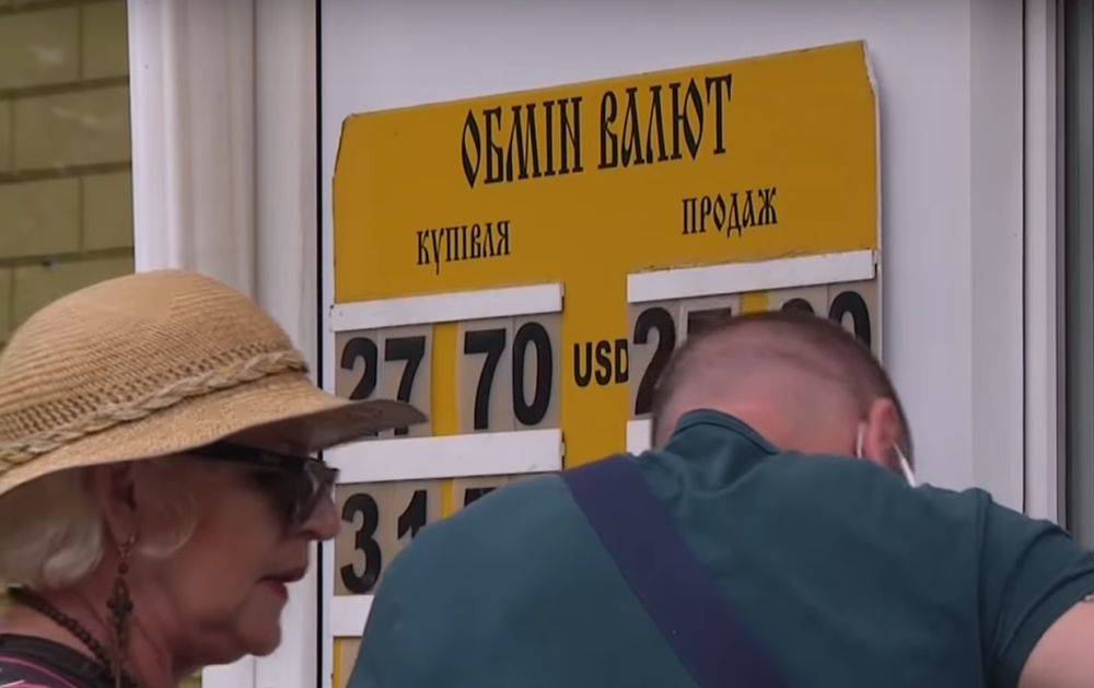 Украинцы не могут обменять часть долларов в банках и обменниках: какие купюры отказываются принимать