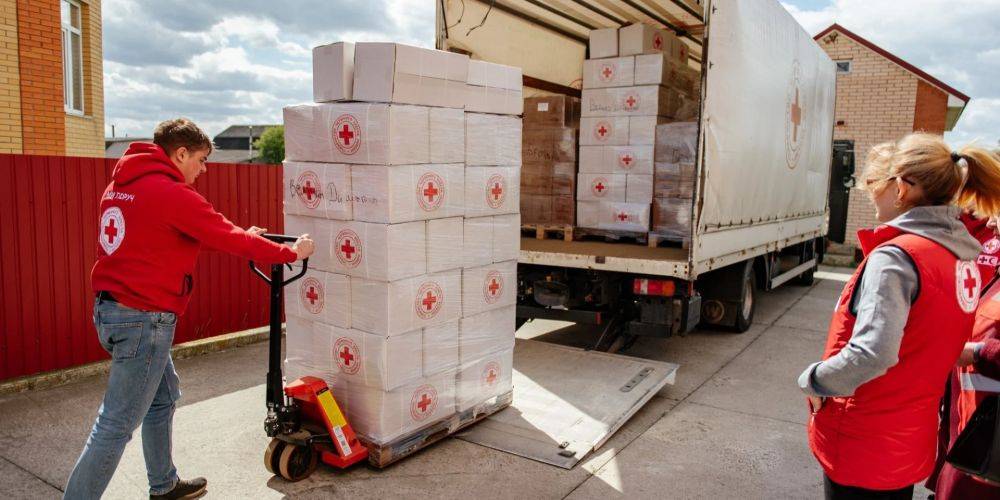 Поддерживали и поддерживаем: Кока-Кола совместно с Украинским Красным Крестом оказывают гуманитарную помощь во время войны в Украине