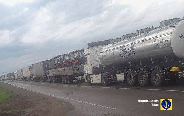 На границе с РФ - пробка: оккупанты вывозят краденое зерно - Андрющенко