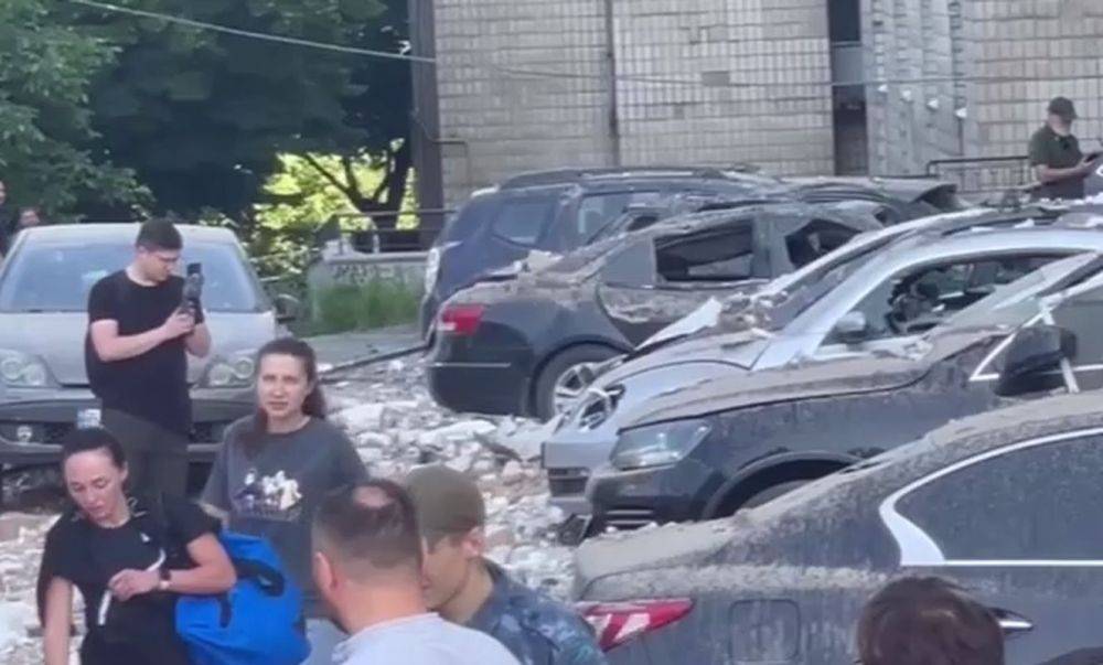 Разбитая высотка, десятки уничтоженных авто, много семей лишились жилья: жуткие кадры из Киева после ночной атаки