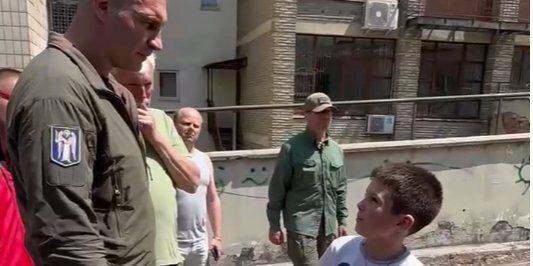 «Я спал — и хлопок». Девятилетний мальчик рассказал, как спасся с 22-го этажа дома в Киеве во время ночной атаки — видео