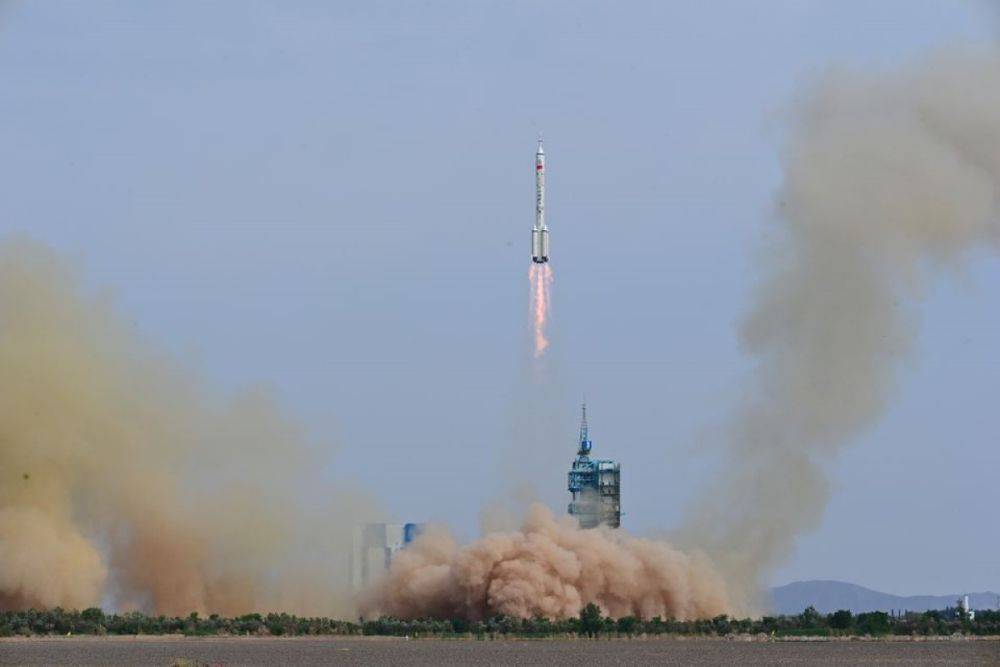 После запуска китайского корабля Shenzhou 16 на орбите Земли оказались одновременно 17 человек – новый абсолютный рекорд