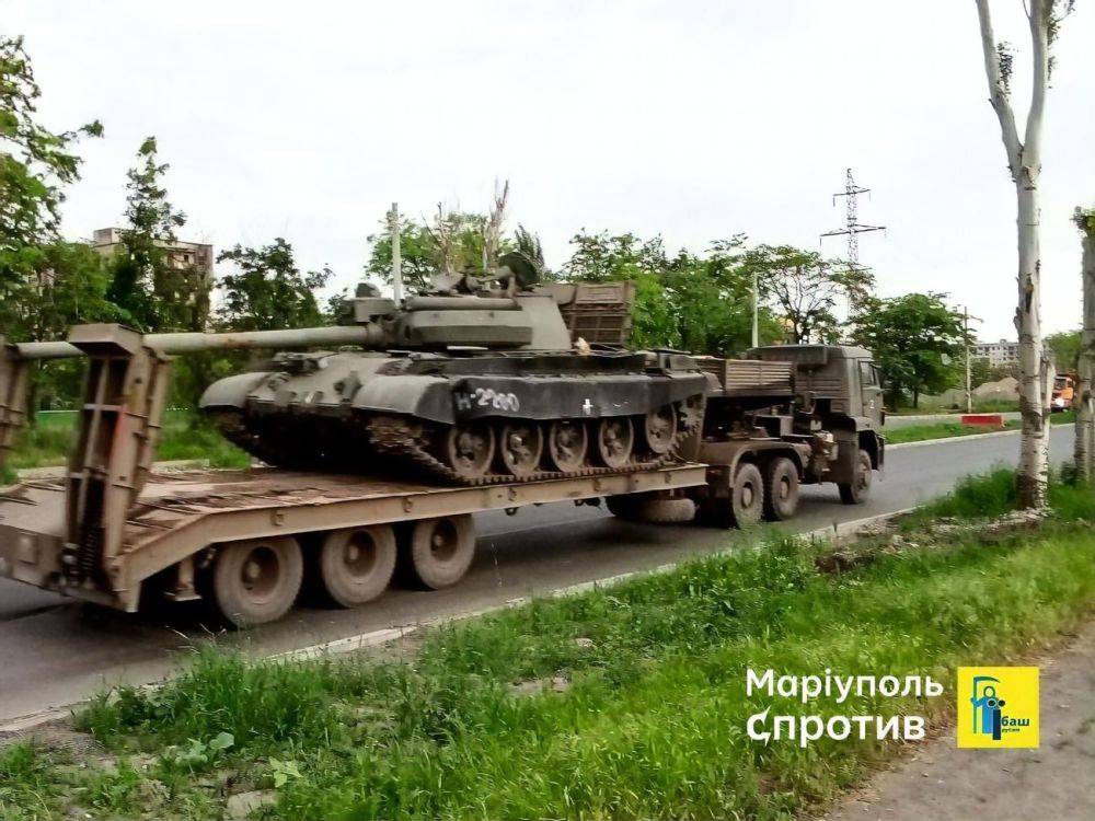 "Старое говно". Андрющенко завил о переброске в Мариуполь танков Т-62 взамен пострадавших от "бавовны"