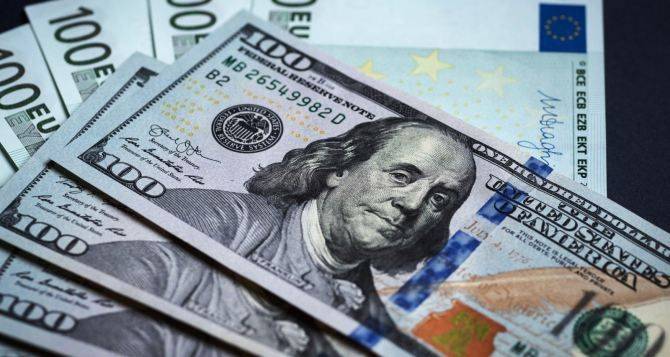 После небольшого падения Евро подорожало на 11 копеек, а Доллар сохраняет свои позиции: Курс валют на 31 мая