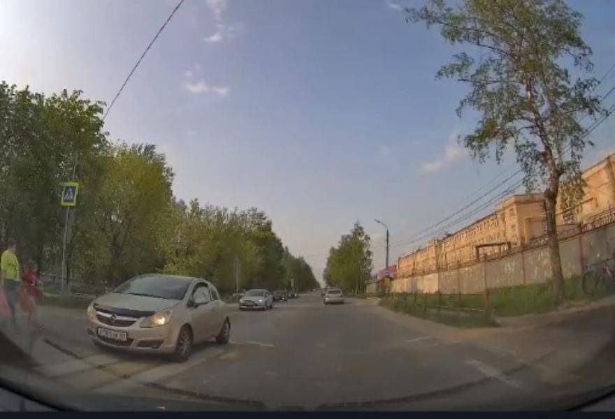 В Торжке автоинспекторы нашли и наказали водителя, грубо нарушившего ПДД